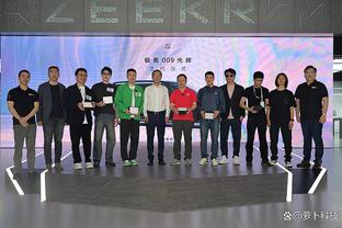泰山队主场赛前展示去年荣誉：克雷桑、王大雷、崔康熙获奖